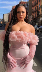 VESTIDO ROSA DE HOMBROS DE UNA SOLA LÍNEA Y OREJAS DE MADERA