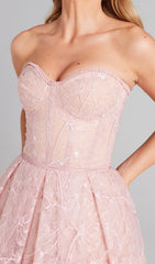 VESTIDO MIDI BANDEAU DE ENCAJE EN ROSA