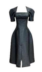 KLEID MIT ECKIGEM AUSSCHNITT UND PUFFÄRMELN IN SCHWARZ