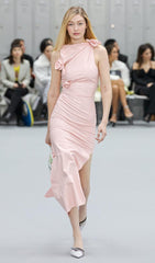 GLAM CON UN VESTIDO DE LÁTEX CEÑIDO Y ATREVIDO EN ROSA