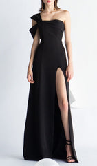 ONE-SHOULDER-MOP-KLEID IN SCHWARZ
