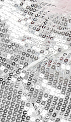 MINIKLEID MIT SILBERNEN PAILLETTEN UND FEDERN