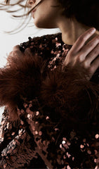 VESTIDO MARRÓN CON PUÑOS DE FELPA Y PATCHWORK DE LENTEJUELAS