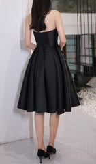 TRÄGERLOSES SATIN-MIDIKLEID IN SCHWARZ