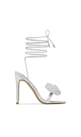 SILBERNE ABSATZSCHUHE MIT KREUZSPITZE UND STRASSSCHLEIFE