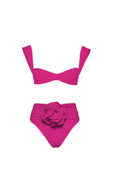TRAJE DE BIKINI ADORNADO CON ROSAS EN COLOR ROSA