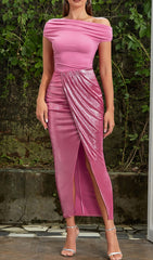 VESTIDO FRUNCIDO CON ABERTURA AL MUSLO EN ROSA