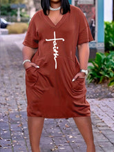 Kurzärmliges Midikleid „Faith“ mit Buchstabendruck und Taschen in Übergröße, leicht dehnbares Freizeitkleid für Damen