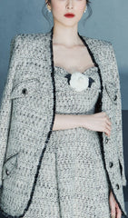 MIDIKLEID MIT BLUMENVERZIERUNG IN GRAU