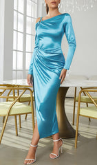 VESTIDO SIN TIRANTES DE SATÉN CON CUELLO HALTER Y ABERTURA ALTA EN AZUL MARINO