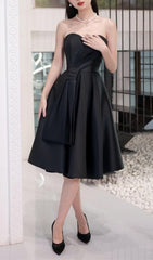 TRÄGERLOSES SATIN-MIDIKLEID IN SCHWARZ