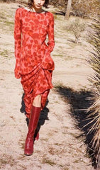 VESTIDO LARGO CON VUELO Y ESTAMPADO DE ROSAS EN ROJO