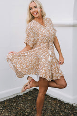 Rosa bedrucktes Minikleid mit Quaste, Kordelzug und Knopfleiste sowie V-Ausschnitt