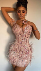 MINI VESTIDO CON FLECOS DE PLUMAS Y LENTEJUELAS