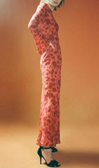 VESTIDO LARGO CON VUELO Y ESTAMPADO DE ROSAS EN ROJO