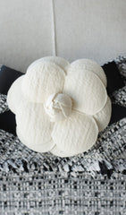 MIDIKLEID MIT BLUMENVERZIERUNG IN GRAU