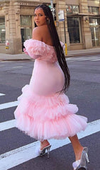 VESTIDO ROSA DE HOMBROS DE UNA SOLA LÍNEA Y OREJAS DE MADERA