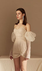 TRÄGERLOSES KLEID MIT PULVERÄRMELN IN BEIGE