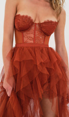 VESTIDO MIDI ENCANTADOR CON CORSÉ DE ENCAJE EN ROJO