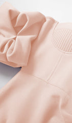 TRÄGERLOSES BANDAGEKLEID MIT DRAPIERTEN ÄRMELN UND GESCHLITZTEN IN BEIGE