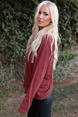 Rosafarbenes, langärmliges Oberteil mit gerüschtem Rücken und Aussparung