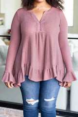 Top babydoll de punto gofre con volantes en color rosa de talla grande