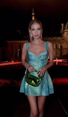 Rückenfreies Minikleid mit Pailletten und Trägern in Grün