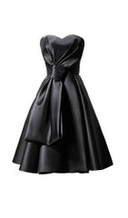 TRÄGERLOSES SATIN-MIDIKLEID IN SCHWARZ