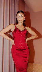 MINIKLEID MIT KONISCHEM Mieder UND TRÄGERN IN ROT