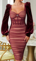 MIDIKLEID MIT ECKIGEM AUSSCHNITT, PUFFÄRMELN, NETZPLISSEE UND SAMTTAILLE