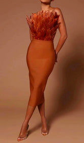 VESTIDO MIDI ENCANTADOR SIN MANGAS Y ESPALDA DECORADO CON PLUMAS EN MARRÓN