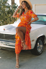 Vestido largo bohemio floral naranja con cintura fruncida y abertura