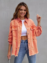 Einreihige Jeansjacke mit Knopfleiste und langen Ärmeln, zerrissenem, rohem Rand und Used-Look-Kragen