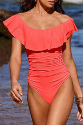 Rosafarbener schulterfreier Badeanzug mit Schnürung am Rücken und Rüschen