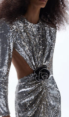 VESTIDO LARGO CON RECORTE DE LENTEJUELAS EN METÁLICO