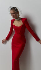 MIDIKLEID MIT ECKIGEN SCHULTERN UND KORSETT IN ROT