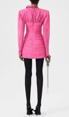 Rosa Minikleid mit Rüschen und V-Ausschnitt