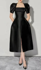 KLEID MIT ECKIGEM AUSSCHNITT UND PUFFÄRMELN IN SCHWARZ