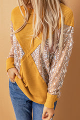 Orangefarbenes geripptes Stricktop mit geometrischem Tribal-Print