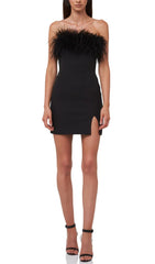 TRÄGERLOSES MINIKLEID MIT FEDERN IN SCHWARZ