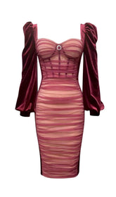 MIDIKLEID MIT ECKIGEM AUSSCHNITT, PUFFÄRMELN, NETZPLISSEE UND SAMTTAILLE