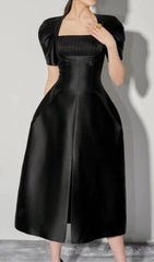 KLEID MIT ECKIGEM AUSSCHNITT UND PUFFÄRMELN IN SCHWARZ