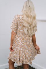 Rosa bedrucktes Minikleid mit Quaste, Kordelzug und Knopfleiste sowie V-Ausschnitt