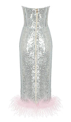 TRÄGERLOSES MIDIKLEID MIT PAILLETTEN UND FEDERN IN SILBER