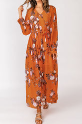 Orangefarbenes Maxikleid mit Blumenmuster, Schnürung und Rüschen am V-Ausschnitt und Schlitz