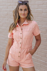 Rosafarbener Jeans-Strampler mit Knopfleiste und Taschen