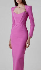 MIDIKLEID MIT ECKIGEN SCHULTERN UND KORSETT IN PINK