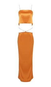 CONJUNTO DE DOS PIEZAS CON TIRANTES Y ESPALDA DESCONECTADA EN NARANJA