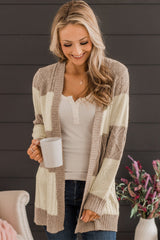 Strickjacke mit offener Vorderseite und strukturiertem Farbblockdesign in Parchment