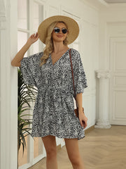 Einreihiges Minikleid mit V-Ausschnitt, Knopfleiste und Blumenmuster